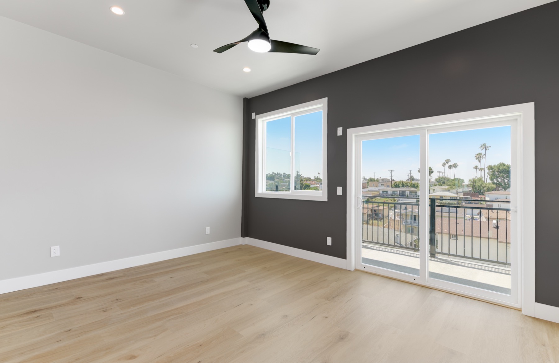 Kyra bedroom and balcony